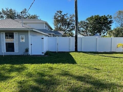 6' H White PVC Privacy - Photo 1