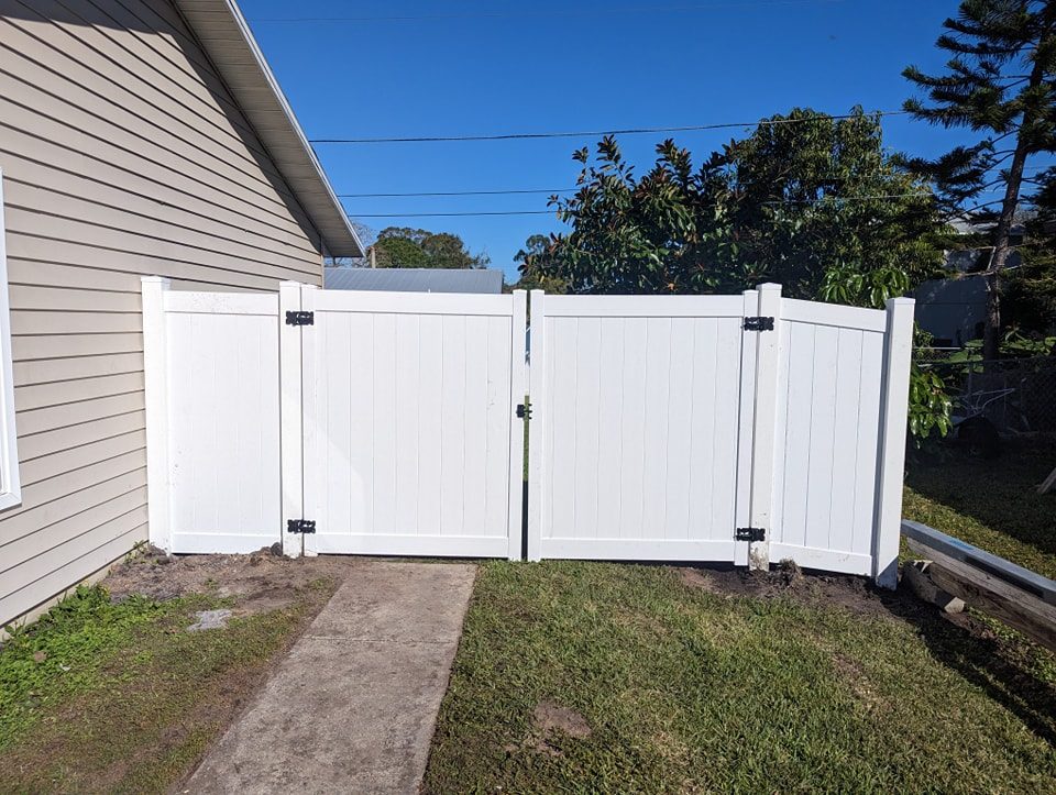 6' H White PVC Privacy - Photo 1