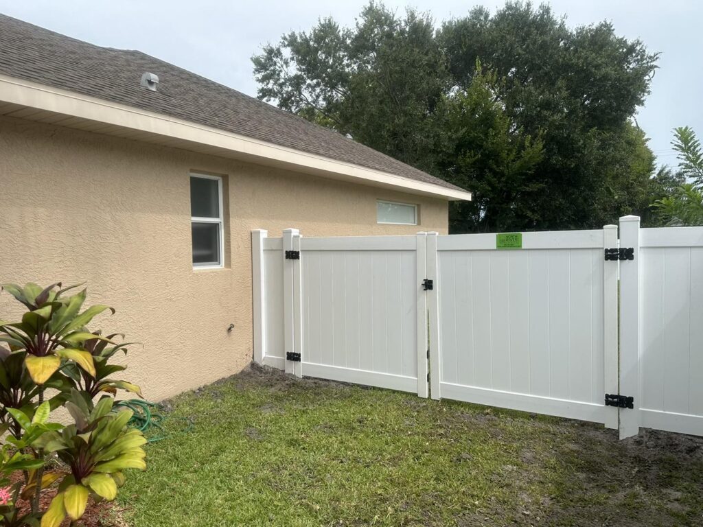 5' H White PVC Privacy - Photo 1