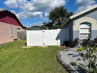 6' H White PVC Privacy - Photo 1