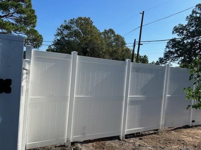 8' H (4+4) White PVC Privacy & 6' H (5+1) White PVC Privacy + Lattice - Photo 1